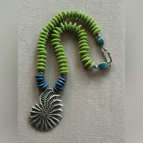 22 inch green and blue beachy necklace NWOT - Picture 12 of 15
